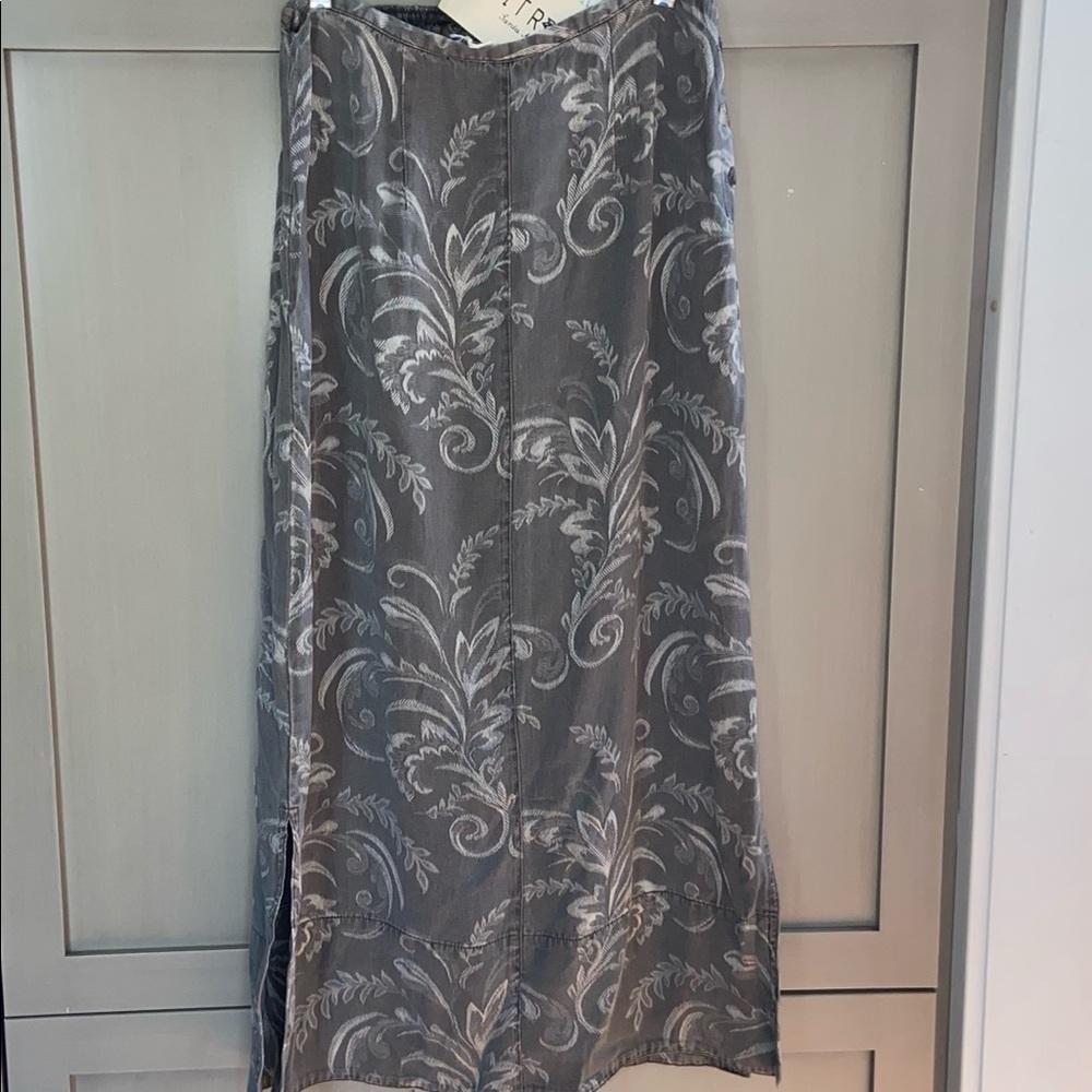 NWT Citron Santa Monica shades of silver & gray long rayon embossed skirt  XS/S